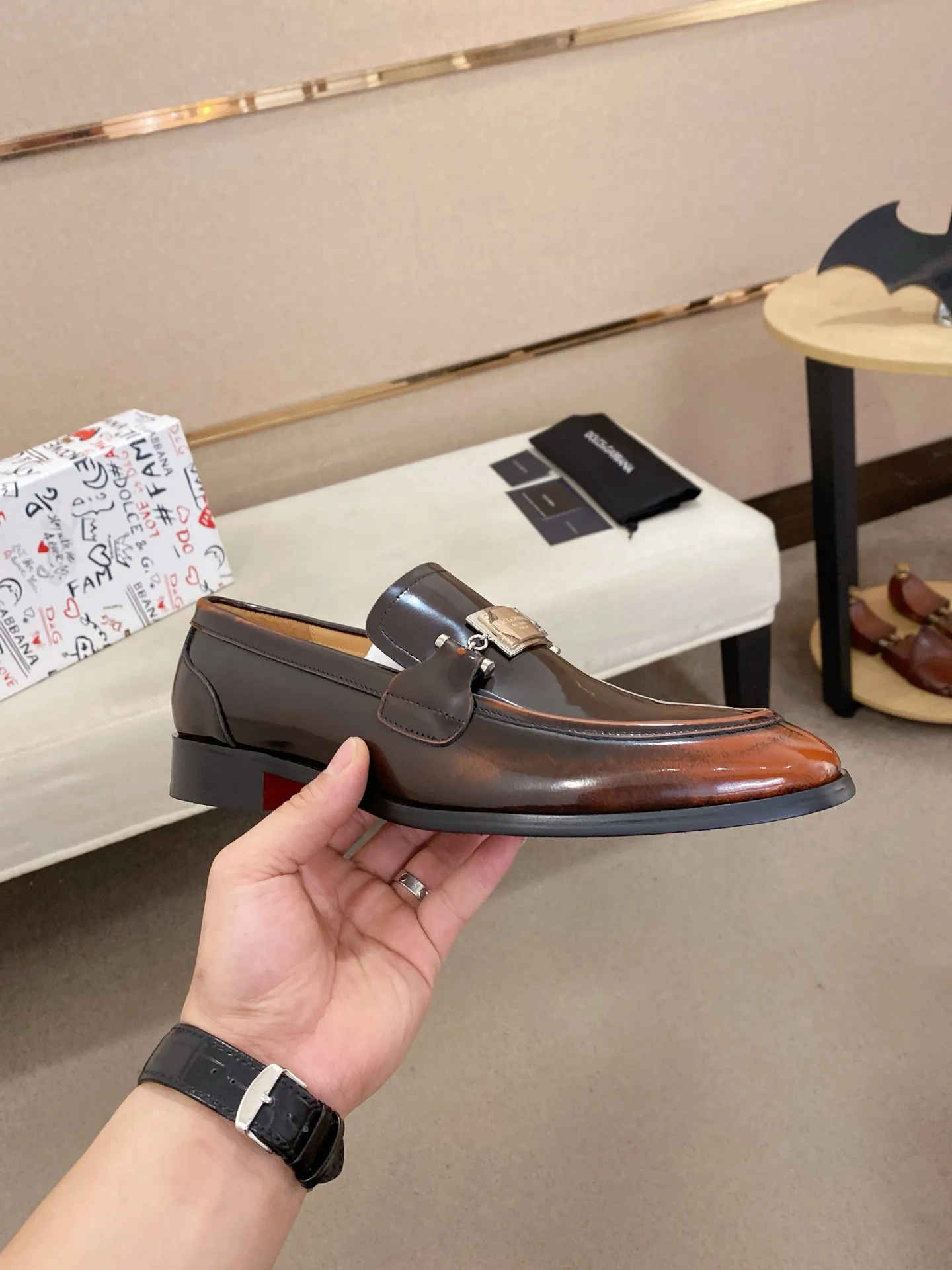 Men's clothing and shoes💰 520💰🌲DG top-notch🔍🔍men's new leather shoes🚹sold at the same time⚠The uppers are imported cowhide from Italy, the entire imported cowhide lining, and imported accessories💪💪, completely 1⃣️ vs. 1⃣️🇮🇹 💪💪, ⚠Sole: The original sole is specially provided by the original factory, the exclusive movable molded sole is super comfortable, ⚠Original factory follow-up goods, 🔍🔍high quality, can be entered and exited at will, welcome to compare ⚠Size number: 38-44. Can be customized 45 non-returnable
